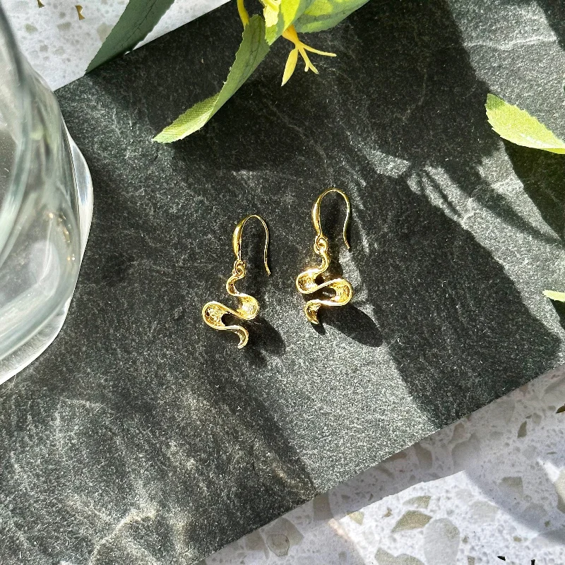 Women’s geometric stud earrings-Boho Style Gold Waves Earrings