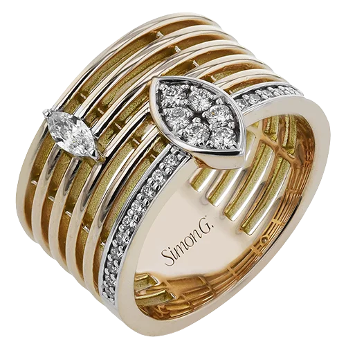 Women’s classic engagement ring-Right Hand Ring In 18k Gold With Diamonds LR4827